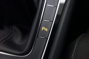 Used_2018_WHITE_VOLKSWAGEN_GOLF_2