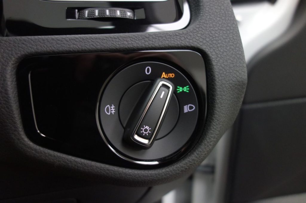 Used_2018_WHITE_VOLKSWAGEN_GOLF_2