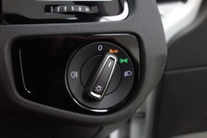 Used_2018_WHITE_VOLKSWAGEN_GOLF_2