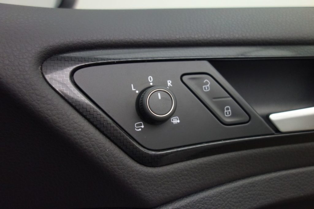 Used_2018_WHITE_VOLKSWAGEN_GOLF_2