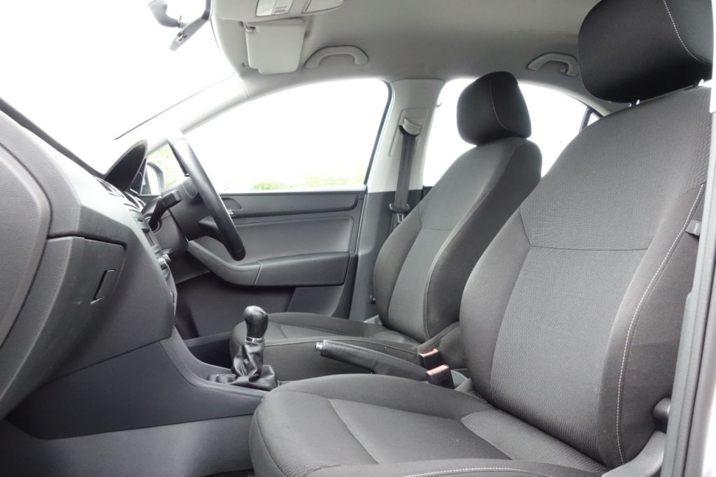 Used_2013_SILVER_SKODA_RAPID_1