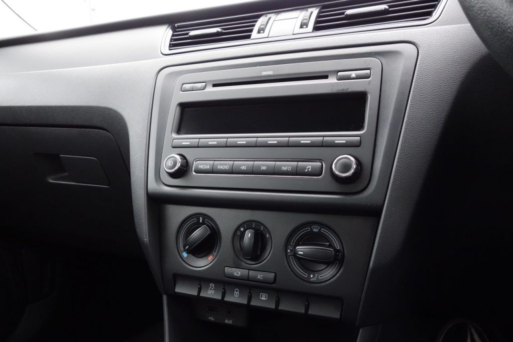 Used_2013_SILVER_SKODA_RAPID_1