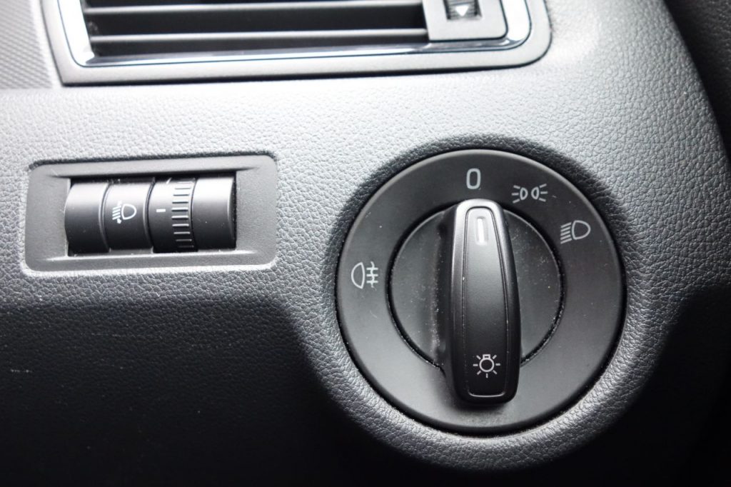 Used_2013_SILVER_SKODA_RAPID_1