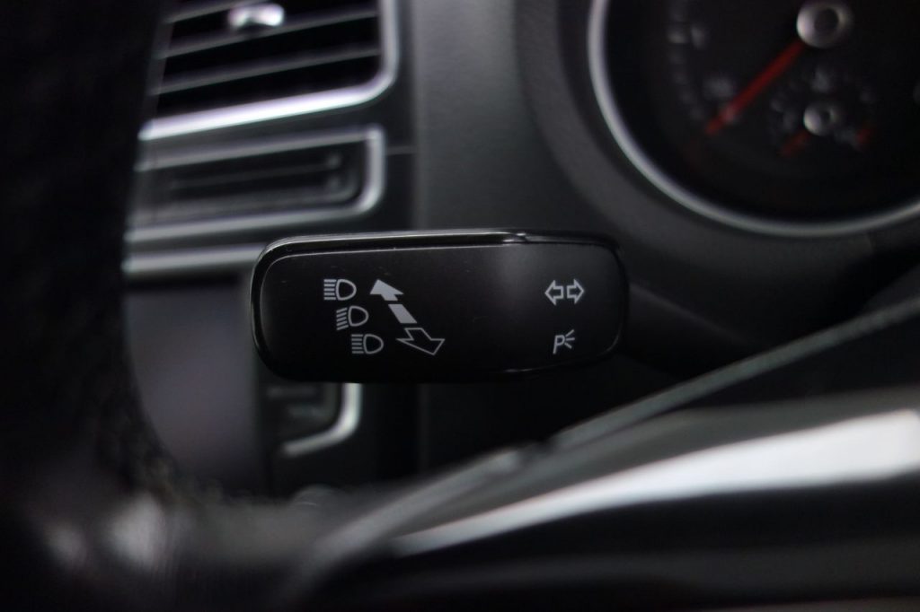 Used_2016_BLUE_VOLKSWAGEN_POLO_1