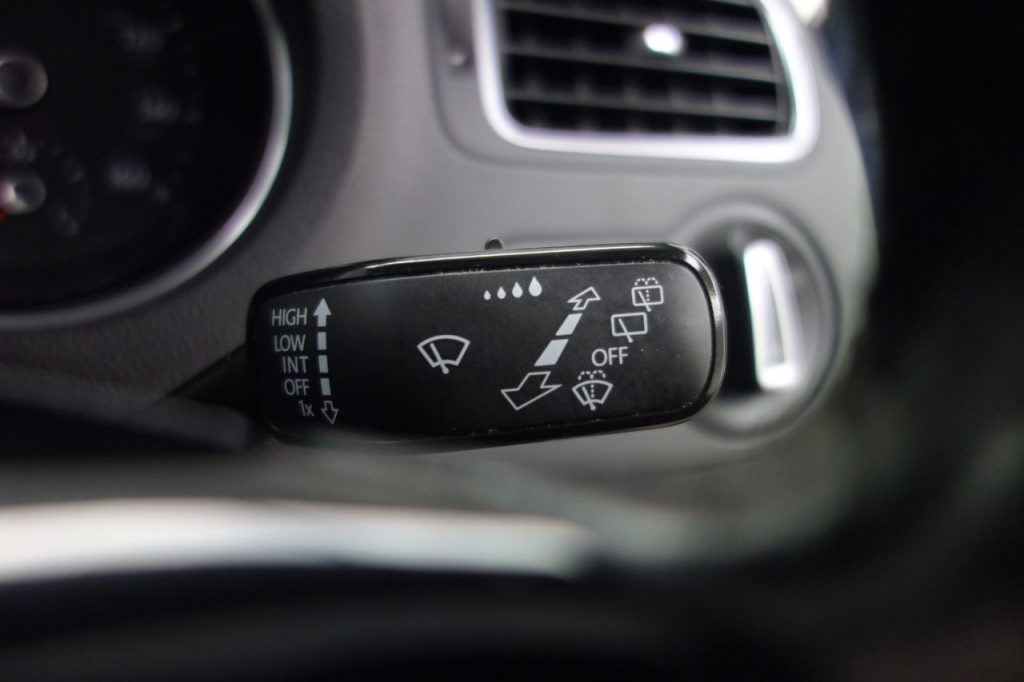Used_2016_BLUE_VOLKSWAGEN_POLO_1