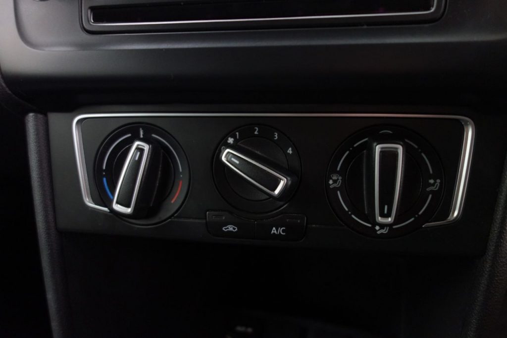 Used_2016_BLUE_VOLKSWAGEN_POLO_1