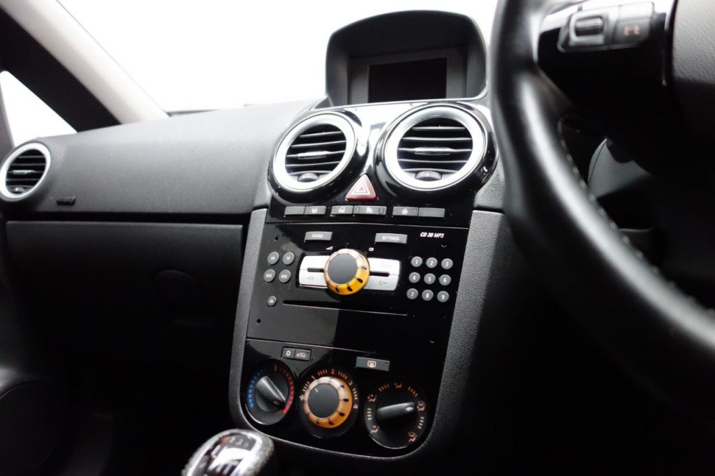 Used_2015_BLACK_VAUXHALL_CORSA_1