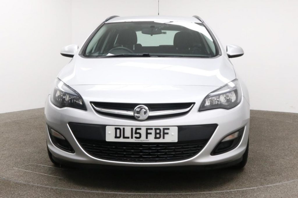 Used 2015 SILVER VAUXHALL ASTRA Estate 1.6 DESIGN 5d 115 BHP (reg. 2015-06-18) for sale in Farnworth