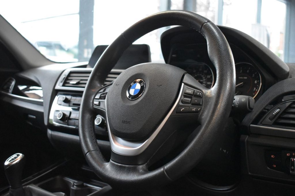 Used_2016_WHITE_BMW_1-SERIES_1