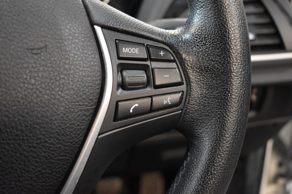 Used_2016_WHITE_BMW_1-SERIES_1