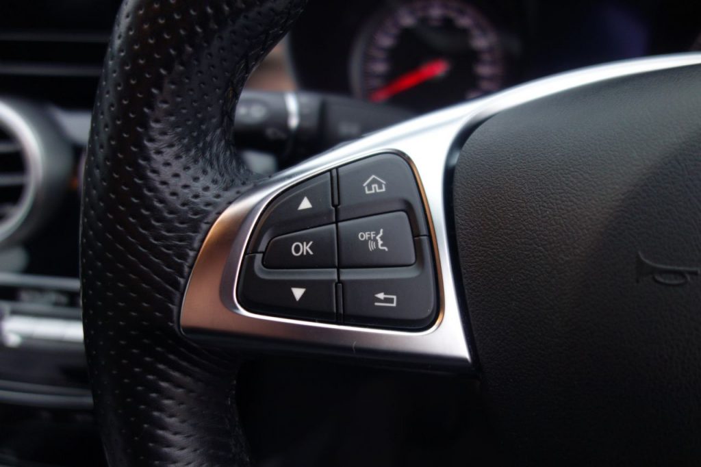 Used_2015_GREY_MERCEDES-BENZ_C-CLASS_1