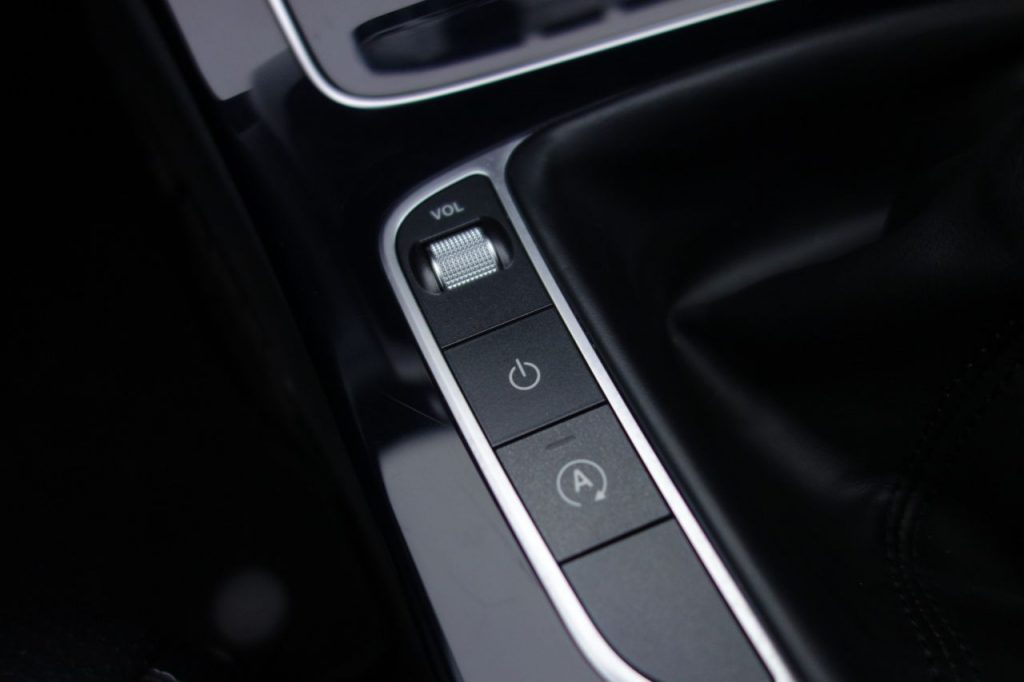 Used_2015_GREY_MERCEDES-BENZ_C-CLASS_1