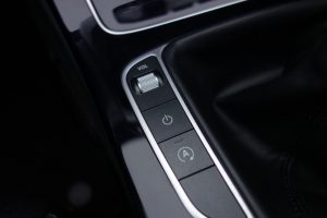 Used_2015_GREY_MERCEDES-BENZ_C-CLASS_1