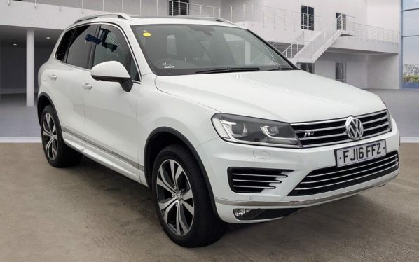 Used 2016 WHITE VOLKSWAGEN TOUAREG 4x4 3.0 V6 R-LINE TDI BLUEMOTION TECHNOLOGY 5DR AUTO 259 BHP (reg. 2016-03-11) for sale in Altrincham
