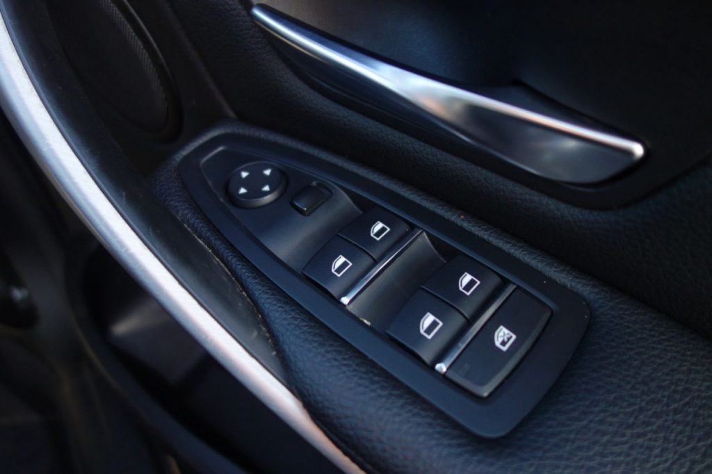 Used_2018_GREY_BMW_3-SERIES_2