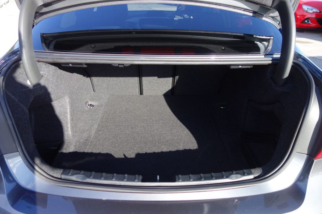 Used_2018_GREY_BMW_3-SERIES_2