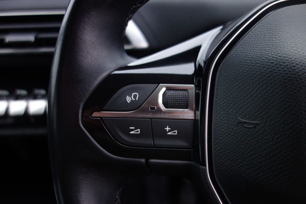 Used_2019_GREY_PEUGEOT_3008_1