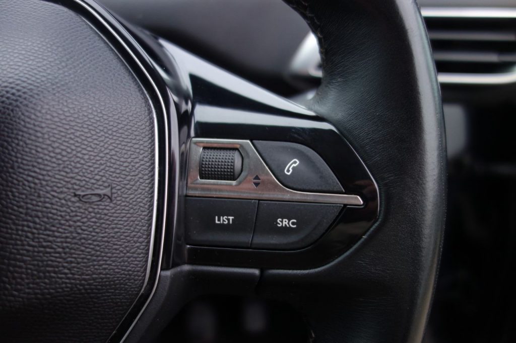 Used_2019_GREY_PEUGEOT_3008_1