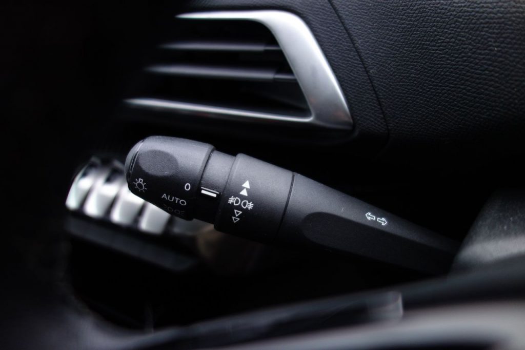 Used_2019_GREY_PEUGEOT_3008_1