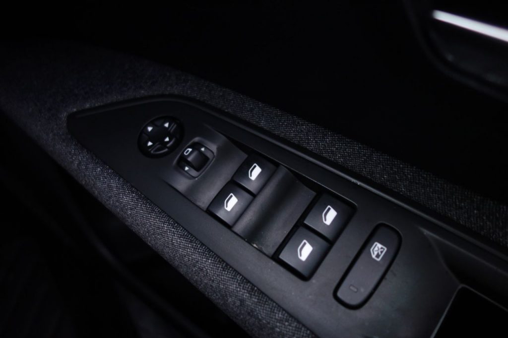 Used_2019_GREY_PEUGEOT_3008_1