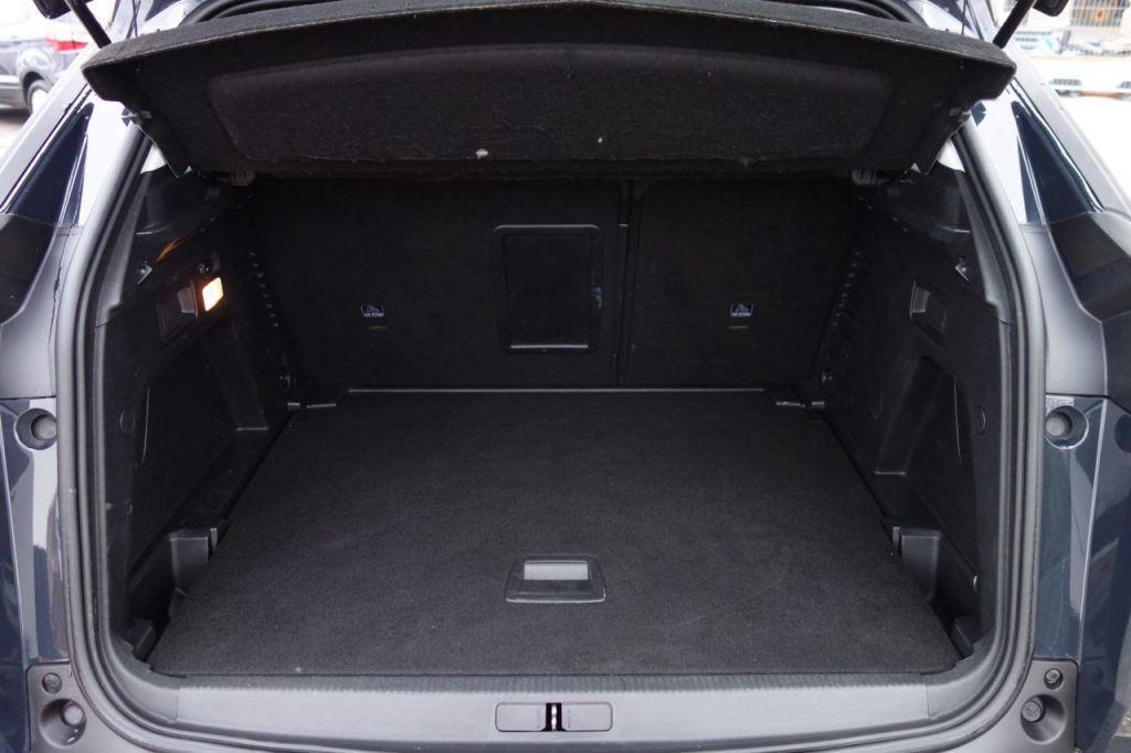 Used_2019_GREY_PEUGEOT_3008_1