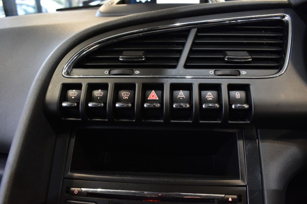 Used_2014_GREY_PEUGEOT_3008_2