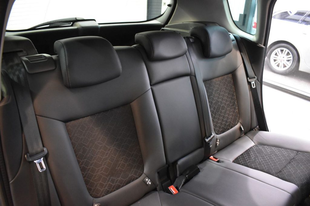 Used_2014_GREY_PEUGEOT_3008_2