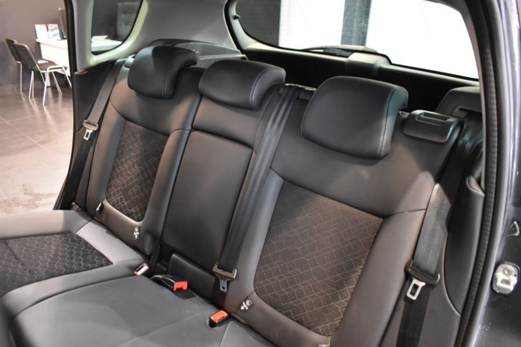 Used_2014_GREY_PEUGEOT_3008_2