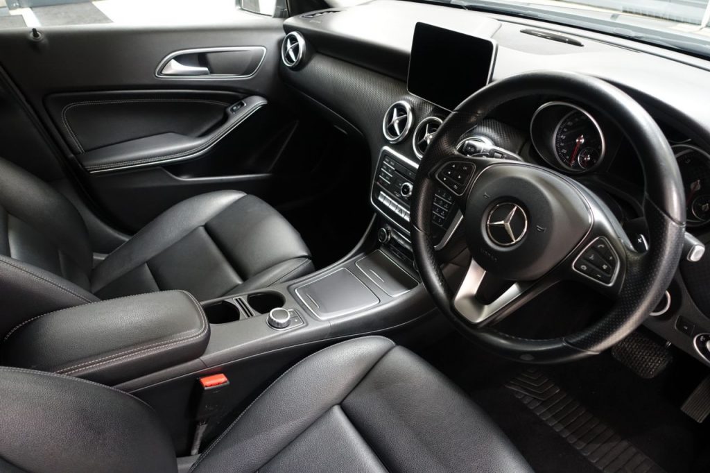 Used_2016_GREY_MERCEDES-BENZ_A-CLASS_2