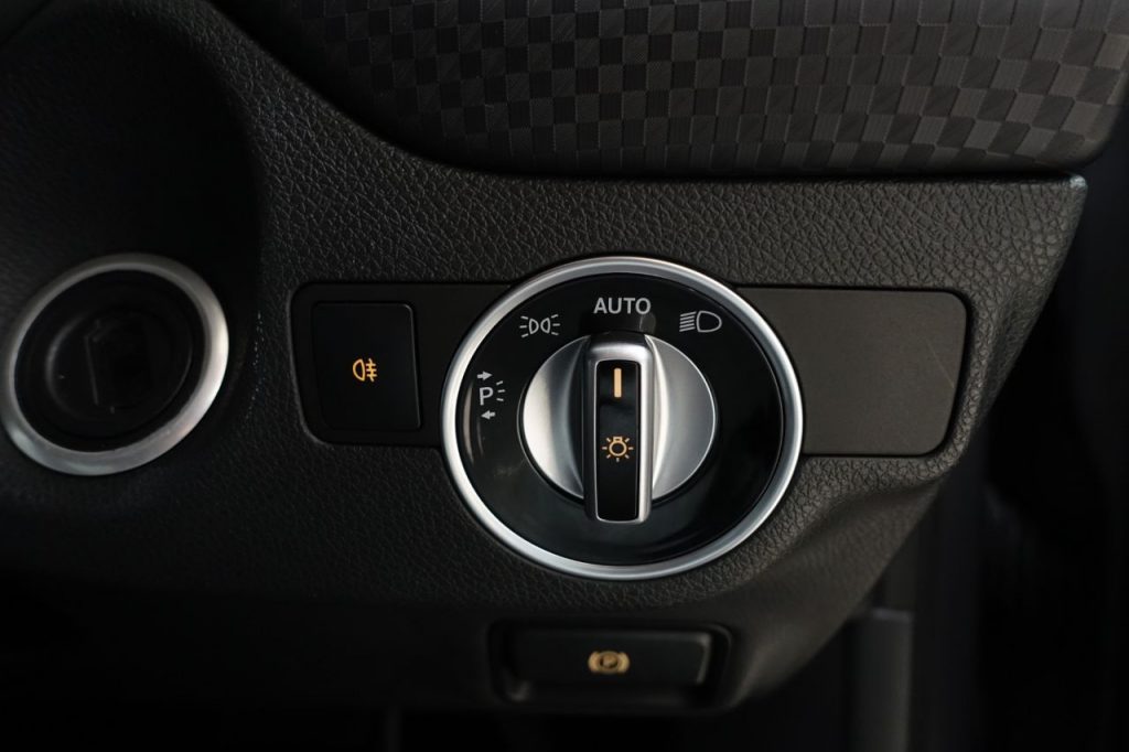 Used_2016_GREY_MERCEDES-BENZ_A-CLASS_2