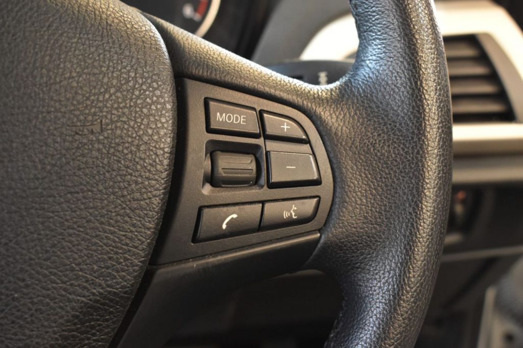 Used_2014_SILVER_BMW_1-SERIES_2