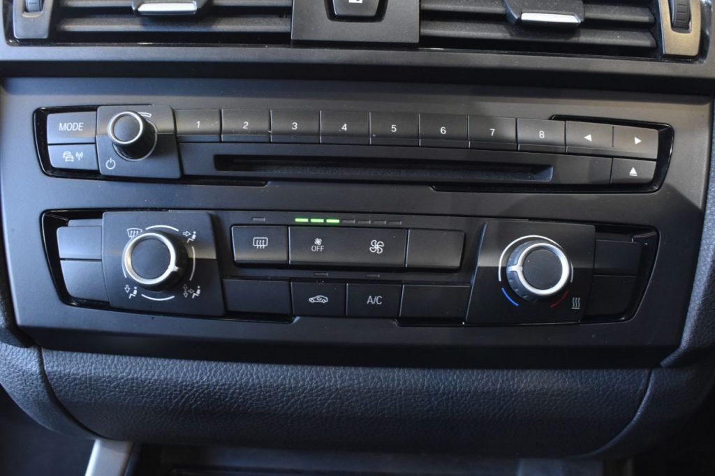 Used_2014_SILVER_BMW_1-SERIES_2