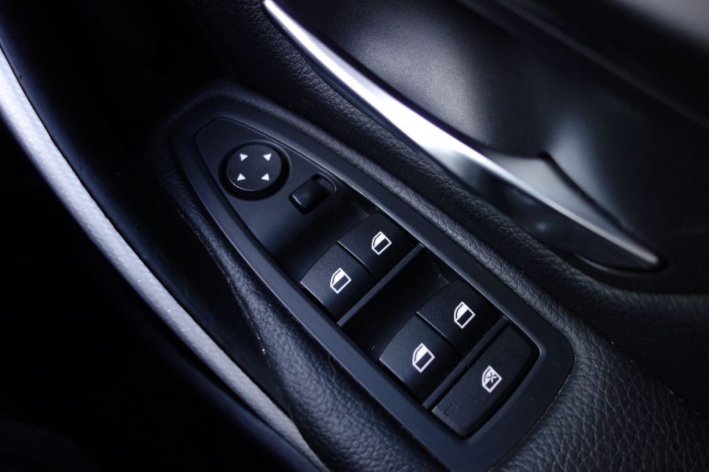 Used_2015_BLACK_BMW_3-SERIES_3