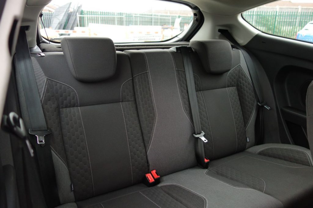 Used_2015_WHITE_FORD_FIESTA_1