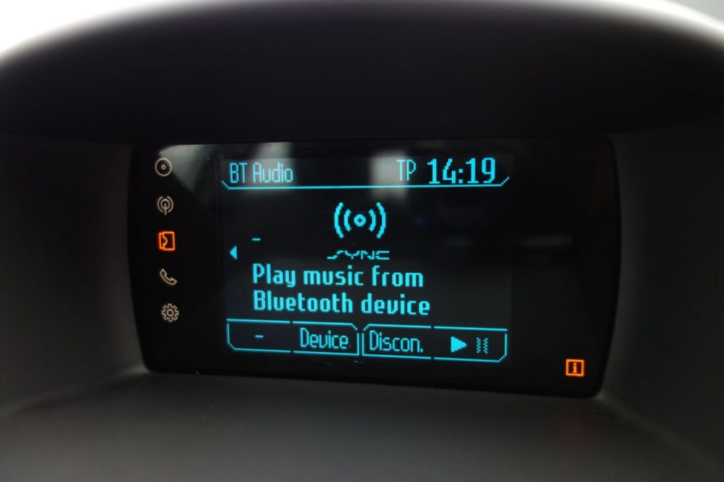 Used_2015_WHITE_FORD_FIESTA_1