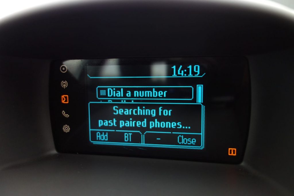 Used_2015_WHITE_FORD_FIESTA_1