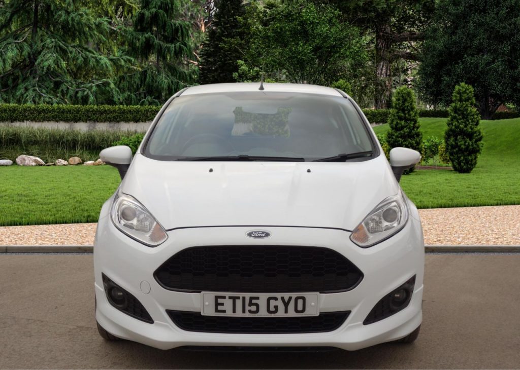 Used_2015_WHITE_FORD_FIESTA_1