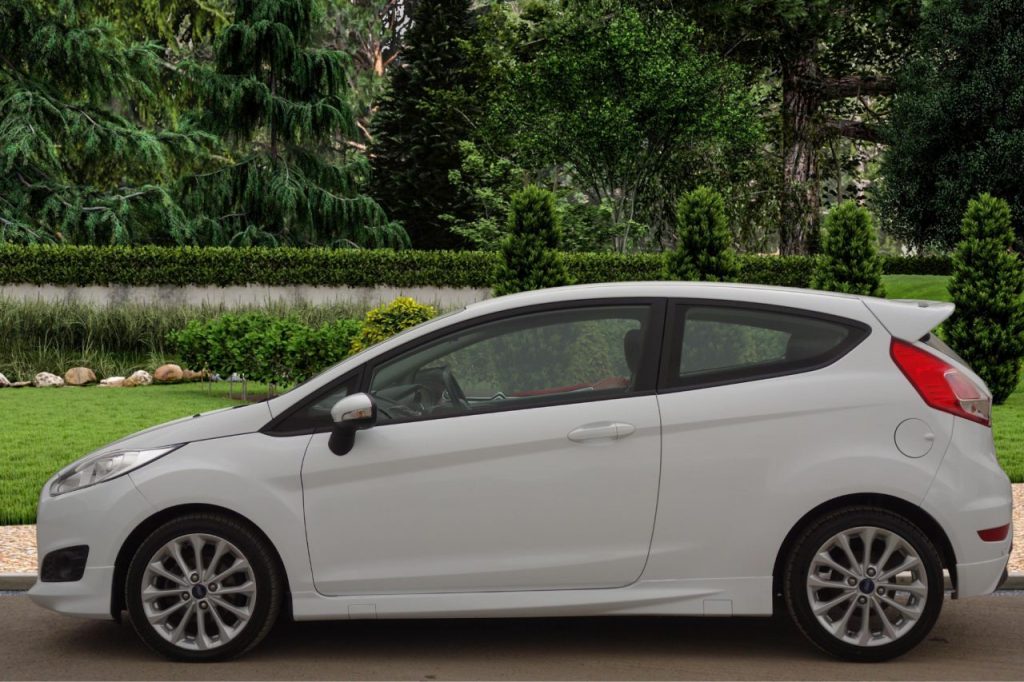 Used_2015_WHITE_FORD_FIESTA_1