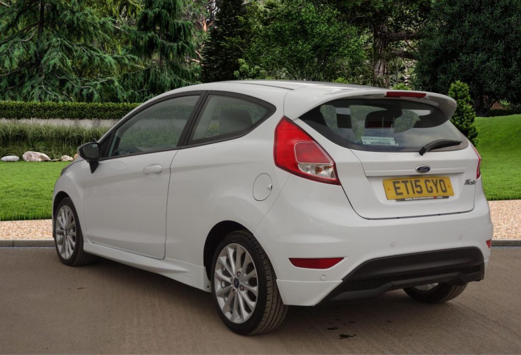 Used_2015_WHITE_FORD_FIESTA_1