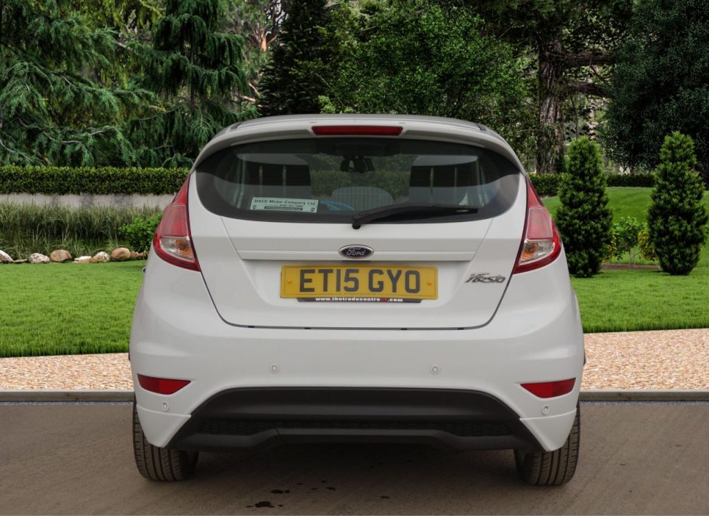 Used_2015_WHITE_FORD_FIESTA_1