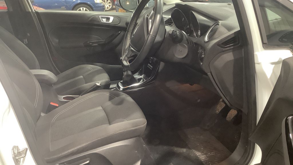 Used_2016_WHITE_FORD_FIESTA_1