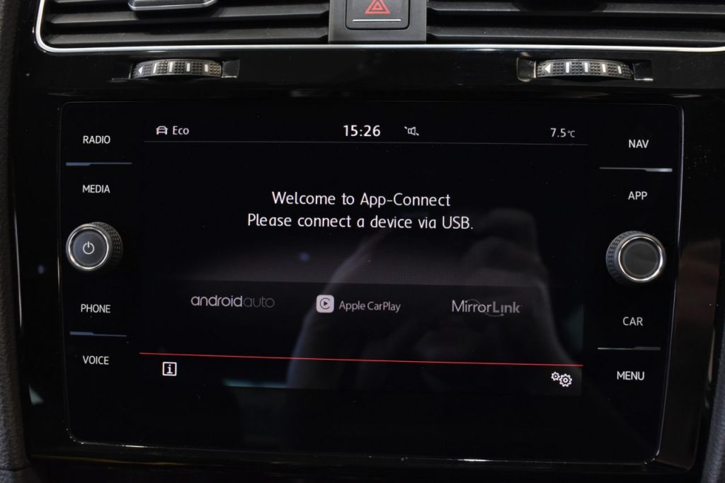 Used_2017_WHITE_VOLKSWAGEN_GOLF_2