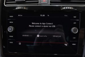 Used_2017_WHITE_VOLKSWAGEN_GOLF_2