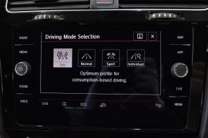 Used_2017_WHITE_VOLKSWAGEN_GOLF_2