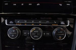 Used_2017_WHITE_VOLKSWAGEN_GOLF_2