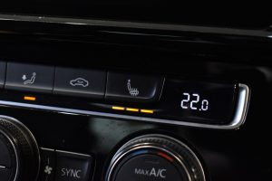 Used_2017_WHITE_VOLKSWAGEN_GOLF_2