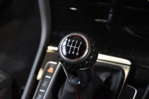 Used_2017_WHITE_VOLKSWAGEN_GOLF_2