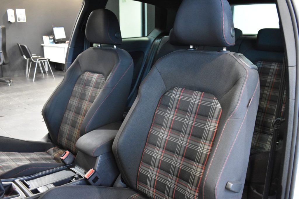 Used_2017_WHITE_VOLKSWAGEN_GOLF_2