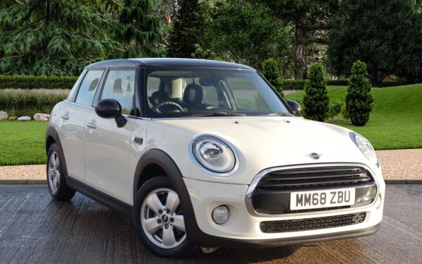 Used 2018 WHITE MINI HATCH COOPER Hatchback 1.5 COOPER 5d 134 BHP (reg. 2018-12-21) for sale in Stockport