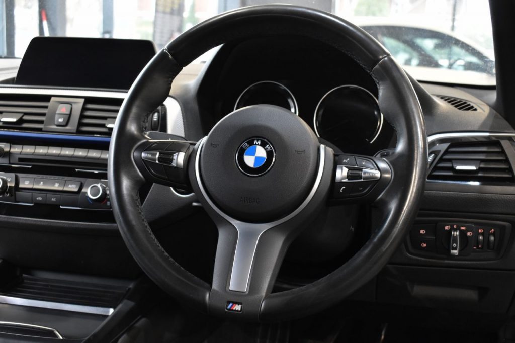 Used_2019_GREY_BMW_1-SERIES_1